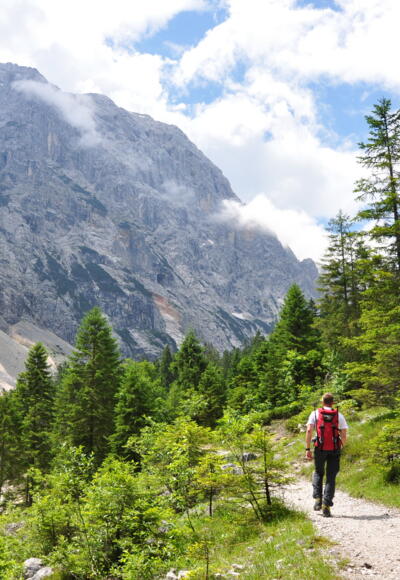 Auf schmalen Pfaden taleinwärts - links thront schon der impossante Hochwanner