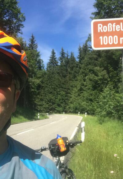 Die Roßfeldstraße mit glattem Asphalt.