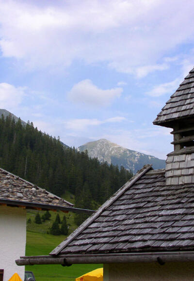 Die Esterbergalm mit Kapelle, im Hintergrund der Krottenkopf.