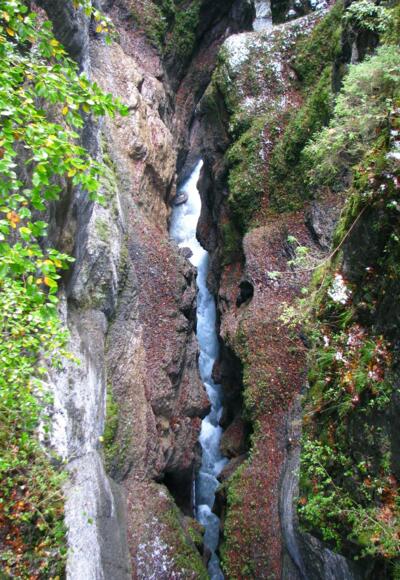 Blick vom Eisernen Steg in die Tiefe der Partnachklamm.