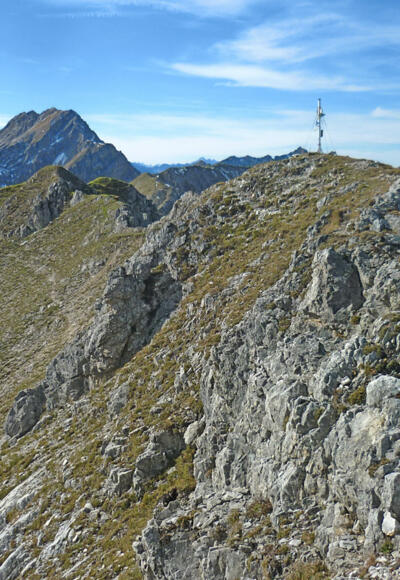 Bergtour Kreuzspitze - Gipfel mit Hochplatte im Hintergrund