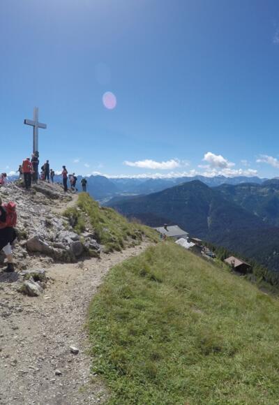 Am Gipfel des Heimgarten mit der gemütlichen Hütte