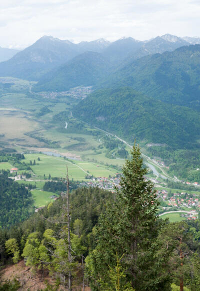 Blick vom Osterfeuerkopf hinab nach Eschenlohe und bis zur Zugspitze