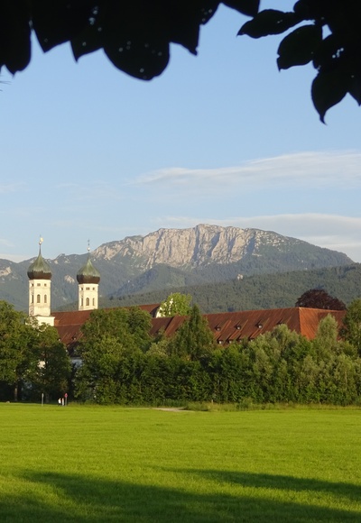 Kloster Benediktbeuern mit Benediktenwand