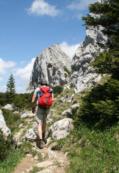 Der äußerst markante Teufelstättkopf ist über einen versicherten Steig leicht zu besteigen.