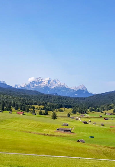 Wunderbare Aussicht auf das Wettersteingebirge mit dem Zugspitzmassiv