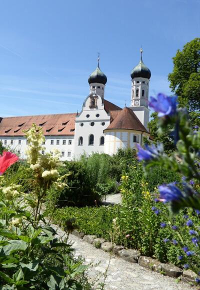 Blick zur Basilika vom Meditationsgarten