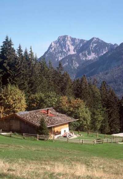 Inzell Bäckeralm mit Blick zum Hochstaufen