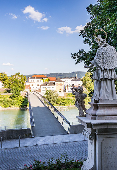 Nahaufnahme der Brückensäulen der Länderbrücke mit dem Bayerischen Wappen - Foto von Oliver Freudenthaler