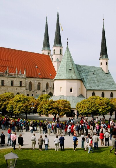 Altgötting: Pilgereinzug am Kapellplatz