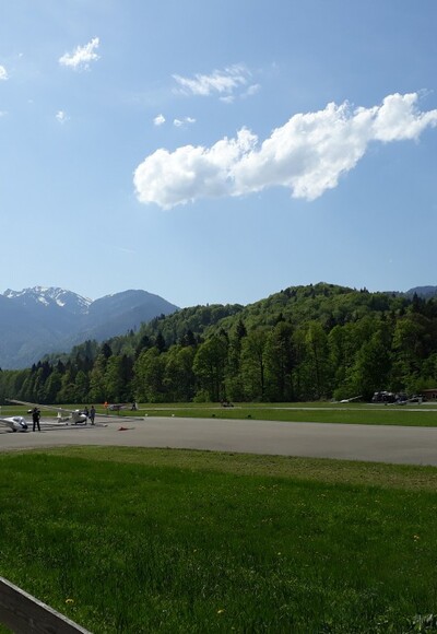 Panorama am Segelflugplatz in Unterwössen mit Blick auf Breitenstein und Geigelstein