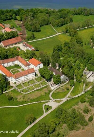 Das Augustiner-Chorherrenstift aus der Vogelperspektive.