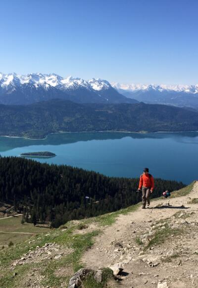 Auf dem Jochberg mit Blick zum Walchensee und links unten die Jocher Alm