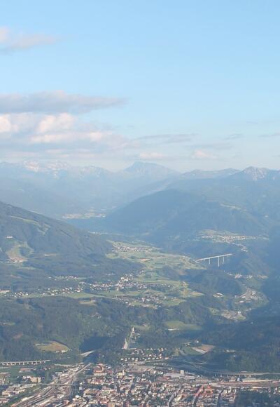 Blick über Innsbruck zum Brenner