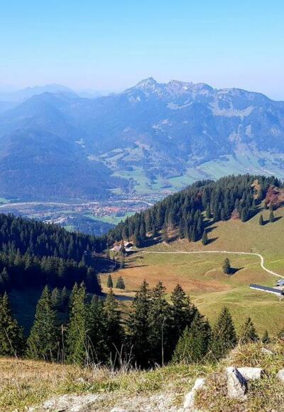 Seekar - Blick zur Lenggrieser Hütte und Brauneck