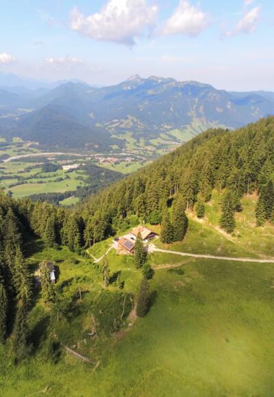 Panoramablick auf die Lenggrieser Hütte im Sommer