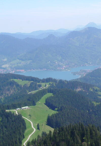 Blick vom Fockenstein auf Auer Alm und Tegernsee