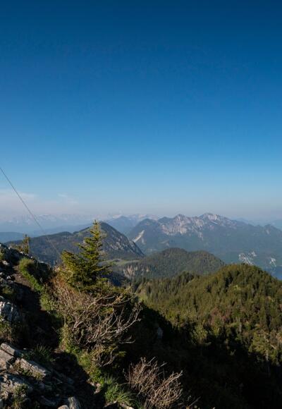 Rabenkopf-Gipfel über dem Kochelsee