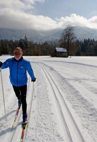 Loipe beim Ortsteil Ramsau mit Blick auf die Hausberge.