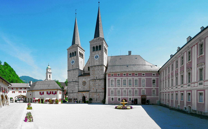 Der Schlossplatz mit dem Königlichen Schloss und der Stiftskirche Berchtesgaden