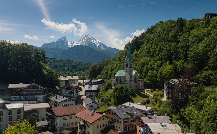 Die Christuskirche, im Hintergrund der Watzmann