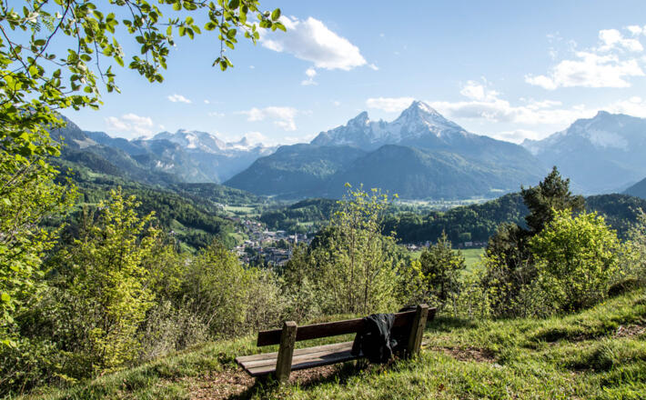 Mehrere Bänke laden zum Verweilen ein