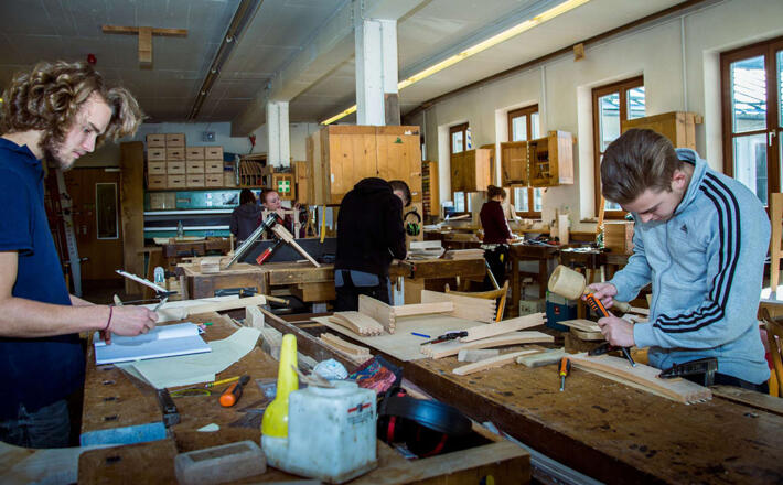Schnitzschüler in der Werkstatt