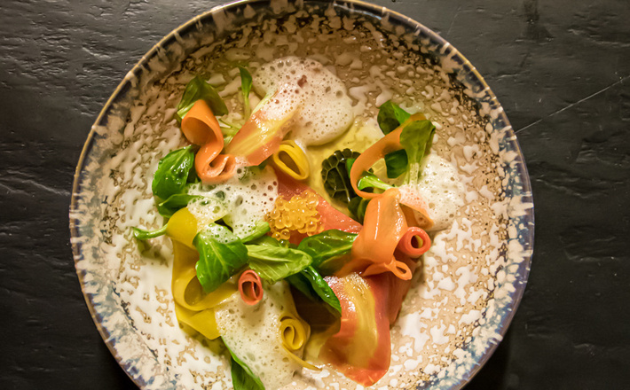 Geräucherte Lachsforelle mit leicht geliertem Barigoule- Fond und Vogerlsalat