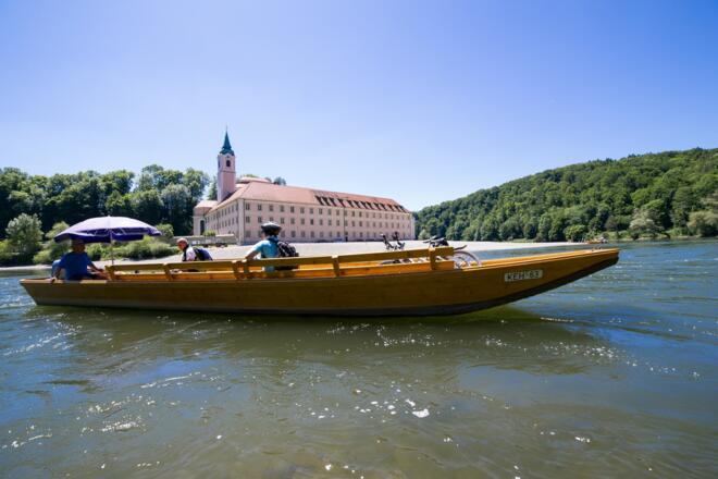Übersetzen mit der Zille beim Kloster Weltenburg