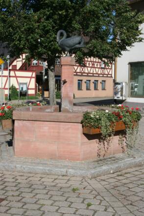 Der Schwan ziert den Brunnen in Schwand