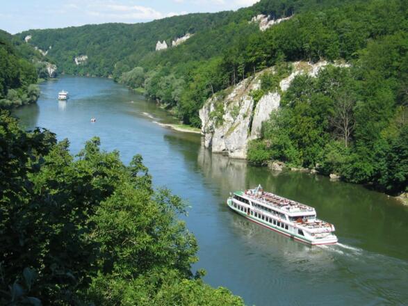 Schifffahrt durch den Donaudurchbruch und das Naturschutzgebiet Weltenburger Enge in Kelheim im Altmühltal