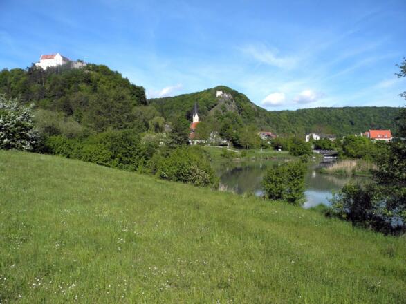 Blick auf Schloss Rosenburg und die Burgruine Tachenstein in Riedenburg im Altmühltal