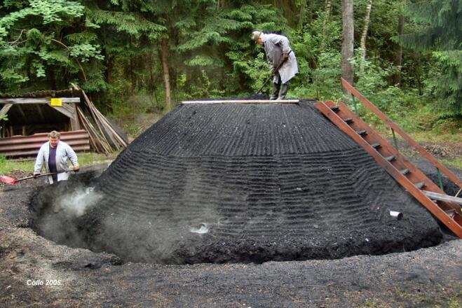 Das alte Handwerk der Holzkohleherstellung