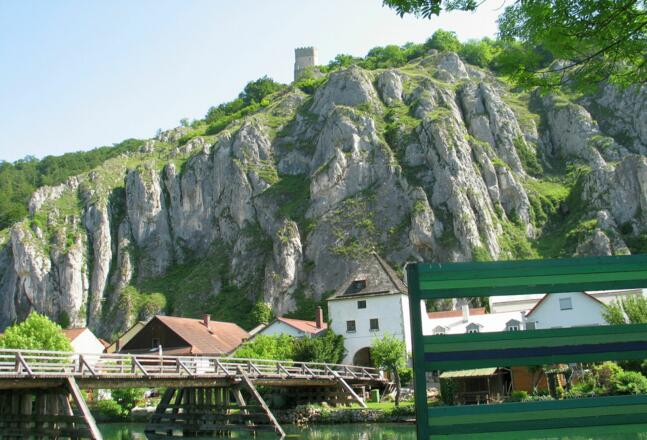 Essing mit alter Holzbrücke und Burgruine Randeck