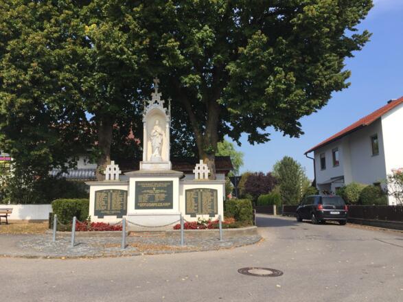 Moorenweis, rechts in die Denkmalstraße