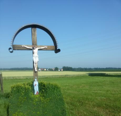 Feldkreuz. Dahinter verläuft der Wanderweg W6