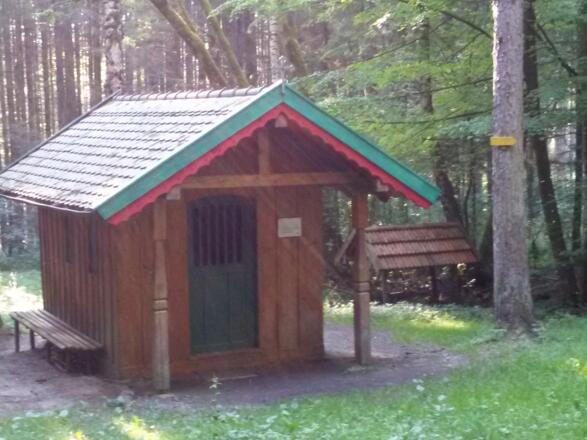 Kapelle beim Müllerbrünnel. Im Hintergrund die Quelle, der heilende Wirkung zugesprochen wird.