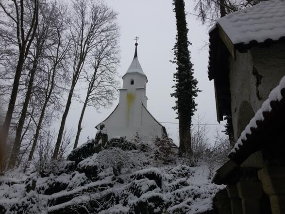 Josefskapelle und Lourdes Grotte im Winter