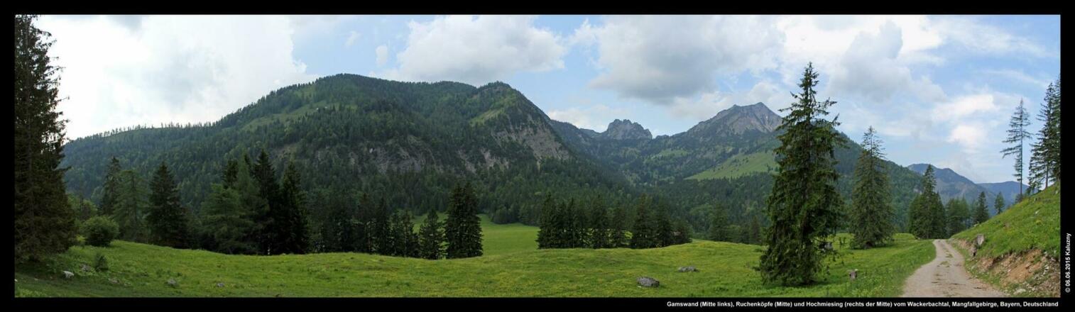 Gamswand (Mitte links), Ruchenköpfe (Mitte) und Hochmiesing (rechts der Mitte) vom Wackerbachtal, Mangfallgebirge, Bayern, Deutschland