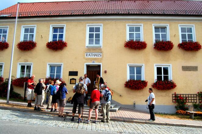 auch hier ein Besuch im Rathaus vor dem Abmarsch