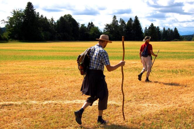 Pilger mit leichten Rucksäcken locker unterwegs