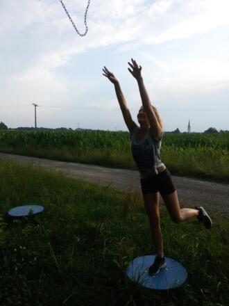 Ballwurf, im Hintergrund die Kirche von Lappach