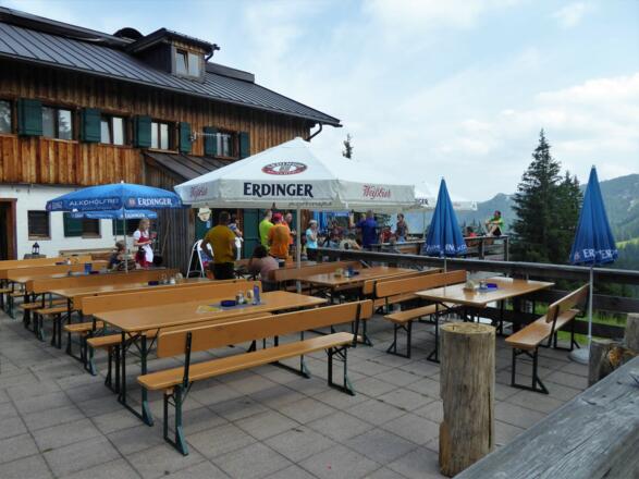 gemütliche Einkehr mit tollem Bergblick auf der Gufferthütte