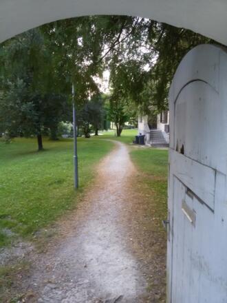 Eingang zum Park der Meindlvilla