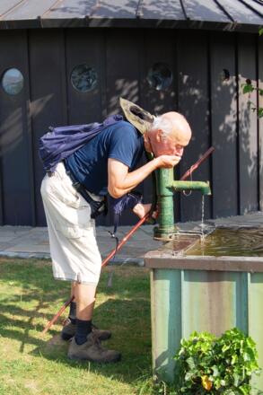 Erfrischung an altem Brunnen