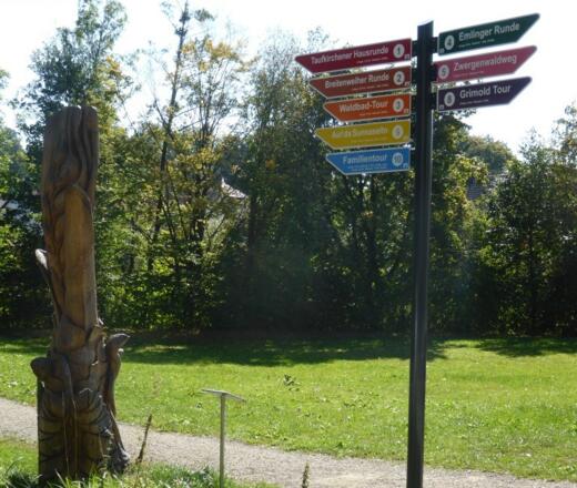 Schilderbaum und Skulptur Bierblumentanz