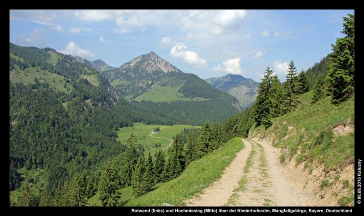 Rotwand (links) und Hochmiesing (Mitte) über der Niederhoferalm, Mangfallgebirge, Bayern, Deutschland