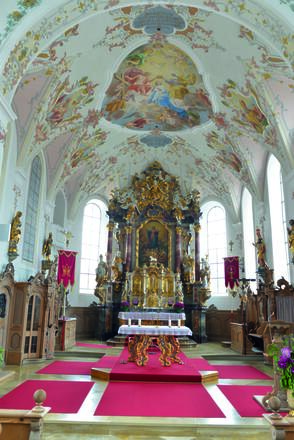 Schöner Kircheninnenraum entlang der Schlossparkradrunde