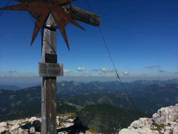 Blick vom Guffert auf Schneidjoch (Vordergrund) und Gufferthütte (Bildmitte)