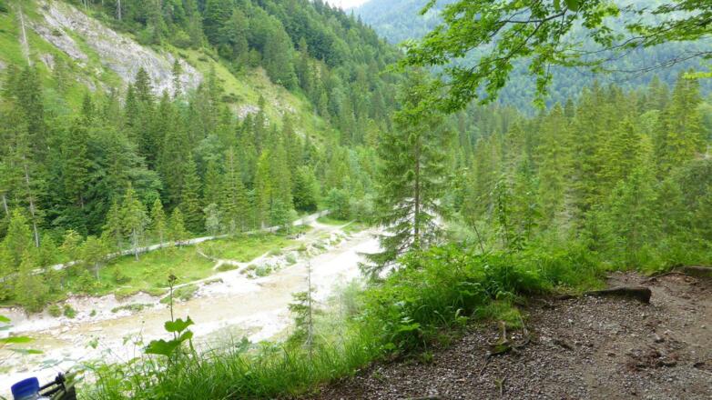 Der Blick von oben lohnt sich, unten sieht man den richten Weg nach Siebenhütten